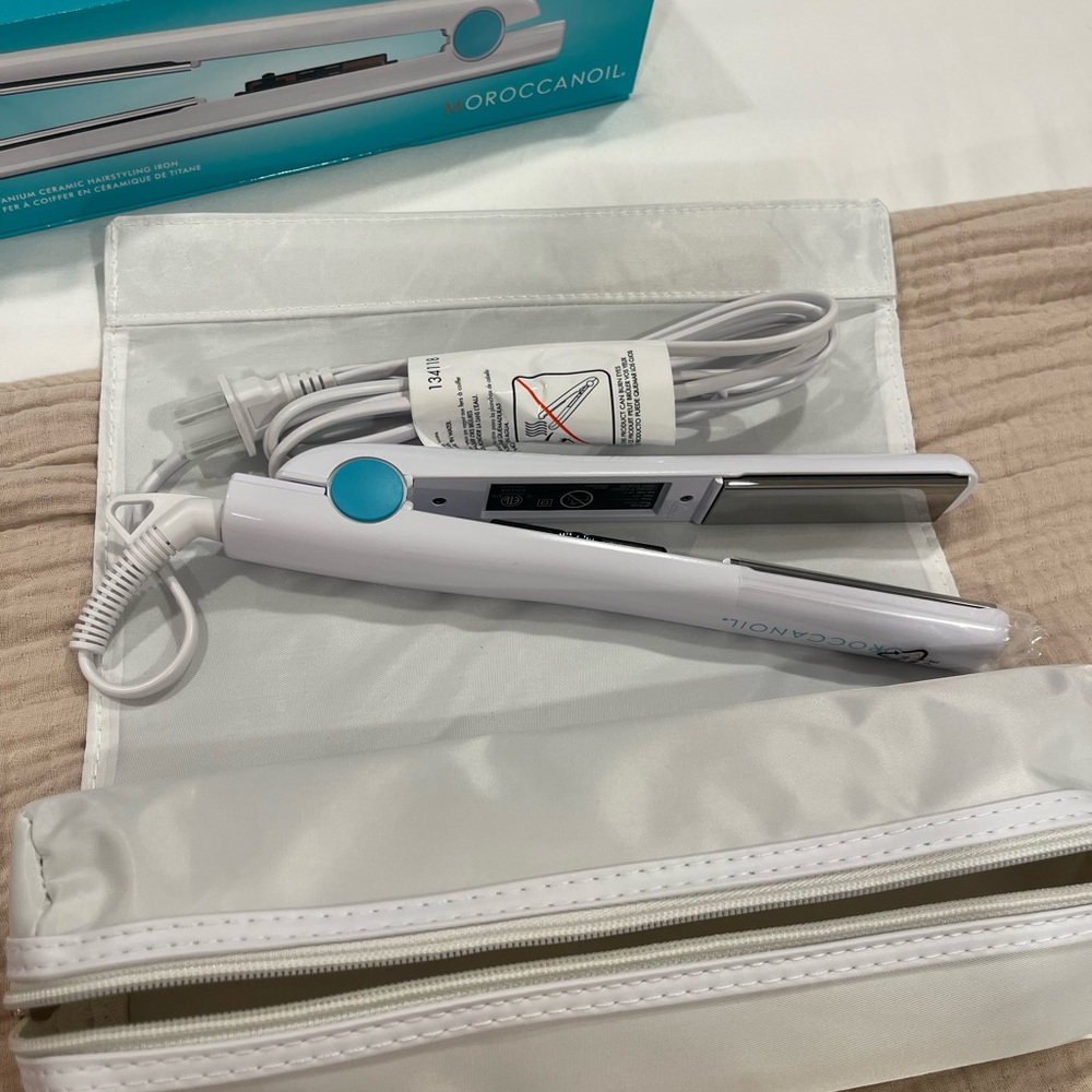 NEW Moroccanoil professional series titanium ceramic flat iron